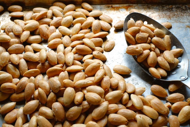 naked roasted almonds 